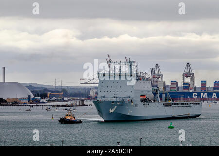 Royal Fleet Auxiliary ship RAF Lyme Bay Segeln aus dem Hafen in Southampton, Hampshire, Großbritannien. Stockfoto