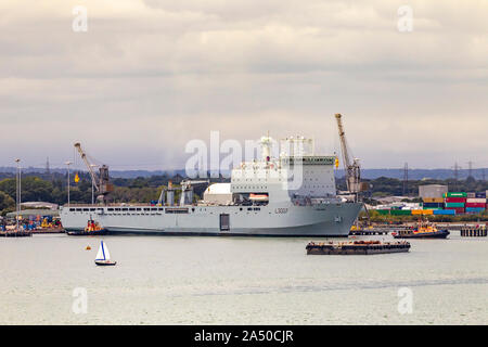 Royal Fleet Auxiliary ship RAF Lyme Bay günstig in Southampton Docks, Hampshire, UK. Stockfoto