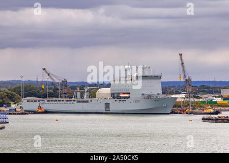 Royal Fleet Auxiliary ship RAF Lyme Bay günstig in Southampton Docks, Hampshire, UK. Stockfoto