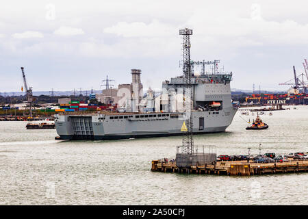 Royal Fleet Auxiliary ship RAF Lyme Bay an den Southampton Docks anreisen, Hampshire, UK. Stockfoto