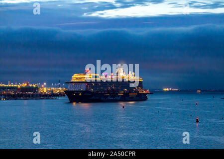 TUI Cruises Schiff das Schiff 4 kommen in den Hafen während der Blauen Stunde, Southampton, Hampshire, UK. Stockfoto