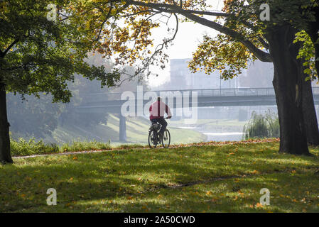 Die Menschen genießen Sonne und schöne Herbstwetter in der Tschechischen Republik, 15. Oktober 2019. (CTK Photo/Drahoslav Ramik) Stockfoto