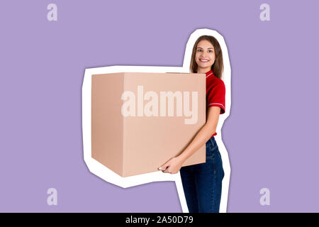 Freundliche junge Delivey Mädchen bringt ein großes Paket für ein Kundenmagazin collage Stil mit trendigen Farbe Hintergrund. Stockfoto