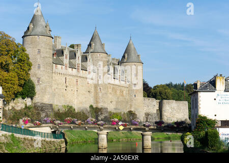 Josselin, Bretagne/Frankreich - 26 August 2019 Die Oust Fluss den Kanal und die Burg in Josselin in der Bretagne Stockfoto