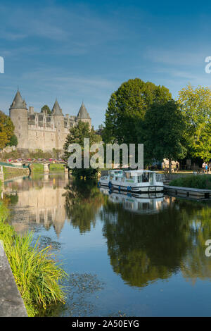 Josselin, Bretagne/Frankreich - 26. August 2019: Der oust Fluss den Kanal und die Burg in Josselin in der Bretagne Stockfoto