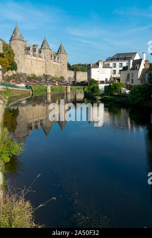 Josselin, Bretagne/Frankreich - 26. August 2019: Der oust Fluss Kanal und das Schloss Josselin schloss in der Bretagne Stockfoto