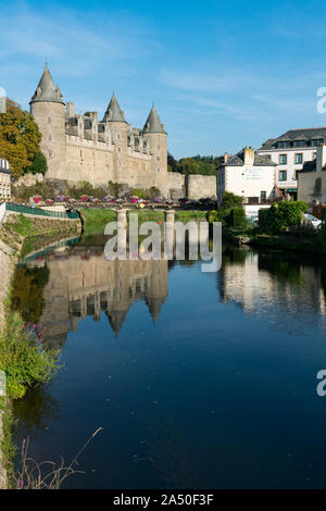 Josselin, Bretagne/Frankreich - 26. August 2019: Der oust Fluss Kanal und das Schloss Josselin schloss in der Bretagne Stockfoto