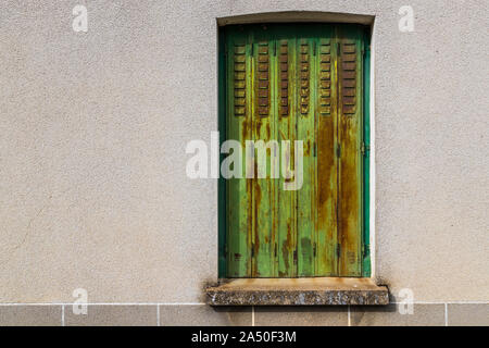 Alten grünen rostiges Metall Fensterläden Hintergrund Stockfoto