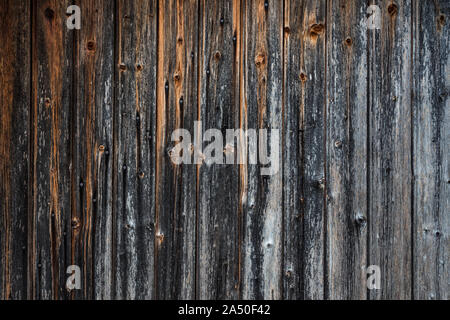 Close up Textur Detail auf alten verblasst und verwitterten schloss Holztür Stockfoto