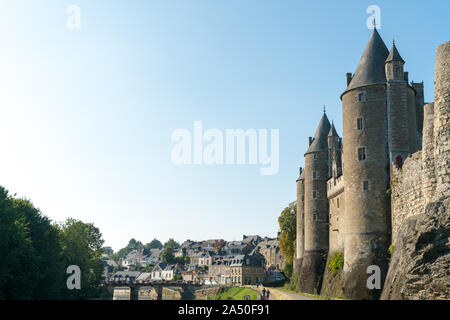 Josselin, Bretagne/Frankreich - 26. August 2019: Der oust Fluss und Josselin Dorf und Schloss Josselin schloss in der Bretagne Stockfoto