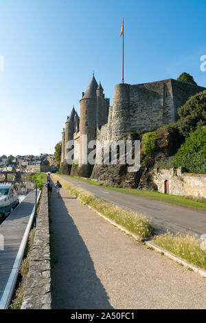 Josselin, Bretagne/Frankreich - 26. August 2019: Der oust Fluss und Josselin Dorf und Schloss Josselin schloss in der Bretagne Stockfoto