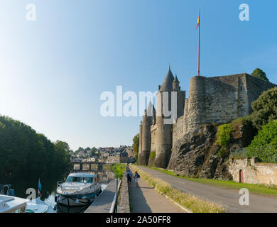 Josselin, Bretagne/Frankreich - 26. August 2019: Der oust Fluss den Kanal und die Burg in Josselin in der Bretagne Stockfoto