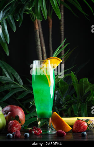 Curacao Limonade in ein Glas mit einer Orangenscheibe verziert: Kiwi Sirup, Passionsfrucht Pürees, Curacao Sirup, frischen Apfel, Orange, Kiwi, Sprite Stockfoto