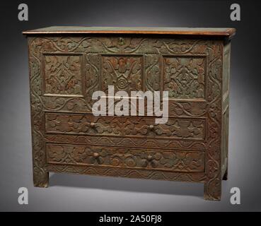 Brust, 1690-1720. Heben Sie die Oberseite der Lagerung Truhen mit Schubladen sind der typische Möbel Formen der 1700er. Obwohl diese Truhe eindeutig von jemandem weit aus mehr anspruchsvolle englische Beispiele entfernt wurde, seinen Hersteller produziert eine deutlich energetische Form. Die geschnitzten umfasst eine komplizierte tulip-und-Blatt Muster. Die Buchstaben "AA" in der Mitte der Blöcke auf beiden Seiten der zentralen Motiv zeigen die Brust war vermutlich für eine junge Frau mit den Initialen. Stockfoto