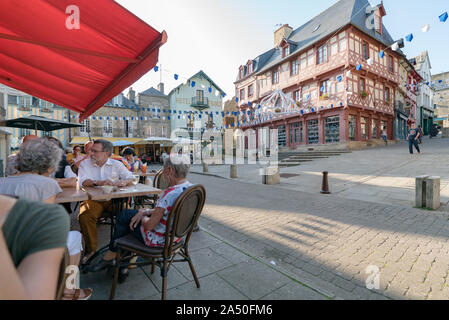 Josselin, Morbihan/Frankreich - 26. August 2019: Touristen, die Speisen in den Restaurants am Ort Notre Dame Platz in Josselin Stockfoto