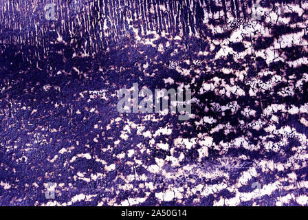 Texturierte Wand, Farbe und Putz weiße Tropfen auf dunkelblauen Untergrund Nahaufnahme Detail, Grunge horizontale schäbig Hintergrund Stockfoto