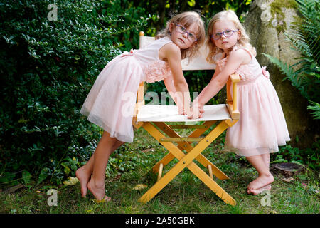 6 Jahre alt, 3 Jahre alt, zwei Mädchen Geschwister, Porträt, Karlovy Vary, Tschechische Republik Stockfoto