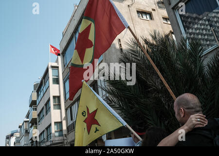 Tel Aviv, Israel. 17. Oktober, 2019. Die Demonstranten tragen Kurdischen Arbeiterpartei Fahnen und Schilder zur Unterstützung der Kurden und der Verurteilung der Türkei Offensive im Nordosten Syriens, wie sie ausserhalb der türkischen Botschaft in Israel demonstrieren. Credit: Nir Alon/Alamy Leben Nachrichten. Stockfoto