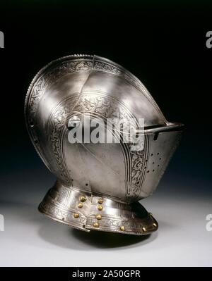 Schließen Helm, C. 1575. Die Einrichtung war entscheidend für den feinen Rüstung, und Ätzen war die am häufigsten verwendete Technik. Hier die Bands entlang der Grenzen sind geätzt. Mit dem Panzer, pauldrons (Schulter) und tassets (Hüfte und Oberschenkel Wachen), geätzte Medaillons umschließen Profil Büsten erinnert an die antiken römischen Porträts. Die Lanze auf das Schild zeigt an, dass dieses halbe-suit einst Teil eines kompletten Bereich Rüstung für Mensch und Pferd. Die ätztechnik für Rüstung verwendet wurde in den späten 1400er Jahren entwickelt hat. Die metallische Oberfläche wurde zuerst mit einem Säurefesten Substanz, wie Wachs beschichtet Stockfoto