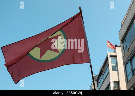 Tel Aviv, Israel. 17. Oktober, 2019. Die Demonstranten tragen Kurdischen Arbeiterpartei Fahnen und Schilder zur Unterstützung der Kurden und der Verurteilung der Türkei Offensive im Nordosten Syriens, wie sie ausserhalb der türkischen Botschaft in Israel demonstrieren. Credit: Nir Alon/Alamy Leben Nachrichten. Stockfoto