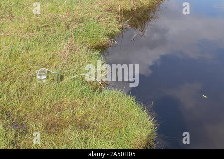 Überleben Fähigkeiten. Persönliche 1 Mikron Keramik Wasserfilter Luftreiniger von River Bank. Trinkwasser outlet grün markiert. Reines Wasser Konzept not Wasser Stockfoto