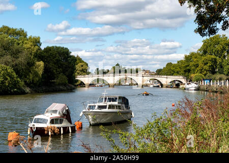 Richmond Bridge über die Themse in den Sommer, mit Vergnügen Kajütboote im Vordergrund. Stockfoto