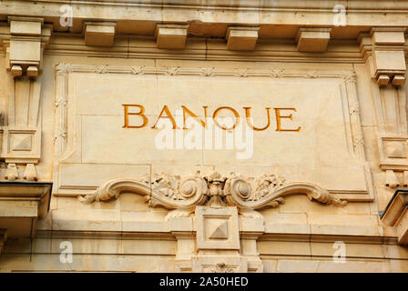 Inschrift auf dem Giebel der ein Gebäude aus Stein, die auf eine Bank. Stockfoto