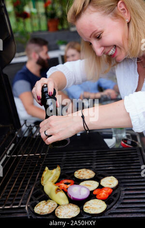 Frau am Grill, Karlovy Vary, Tschechische Republik Stockfoto