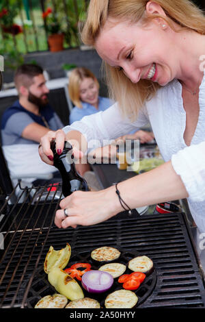 Frau am Grill, Karlovy Vary, Tschechische Republik Stockfoto