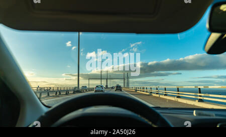 Die oeresund Brücke während der Überfahrt mit dem Auto zwischen Schweden und Dänemark Stockfoto