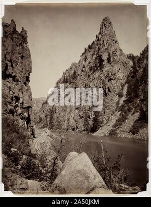 Currecanti Nadel, Schwarz Ca&#xf1; auf der Gunnison, vor 1880. Anerkannt als einer der bedeutendsten Fotografen des amerikanischen Westens, William Henry Jackson war für die westlichen Landschaft eingeführt werden, wenn er als offizieller Fotograf der UNS geologische und geografische Übersicht der Gebiete, die sich von 1870 bis 1878 gedient. In Colorado für die Denver und Rio Grande Railroad fotografiert, das Bild wurde während eines Zeitraums, in dem Jackson im Querformat Kommissionen spezialisiert für die Eisenbahnen produziert. Hier der Künstler sorgfältig die Einzelheiten der zurückweichenden Railroad Tracks aufgenommen, die anmutig geschwungenen Gunni Stockfoto