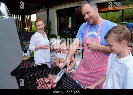 Familie am Grill Stockfoto