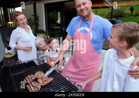 Familie am Grill Stockfoto