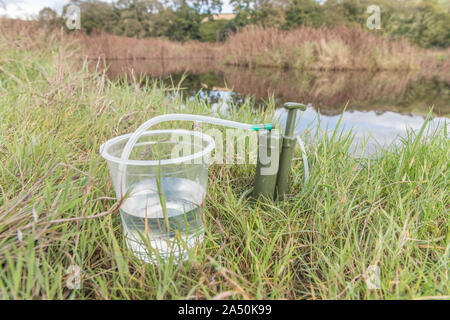 Überleben Fähigkeiten. Persönliche 1 Mikron Keramik Wasserfilter Luftreiniger von River Bank. Trinkwasser outlet grün markiert. Reines Wasser Konzept not Wasser Stockfoto