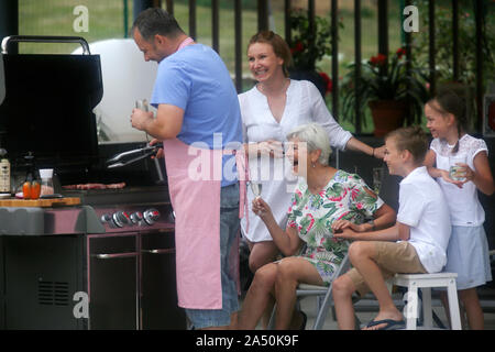 Familie am Grill Stockfoto