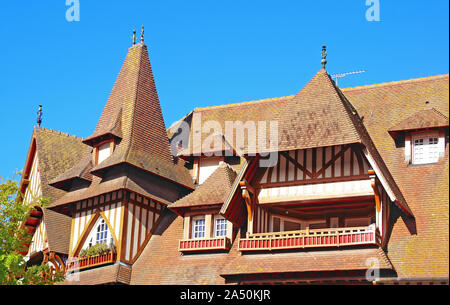 Dächer und Balkone eines traditionellen Bau der Normandie. Stockfoto