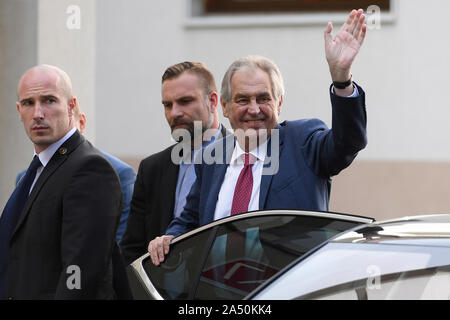 Prag, Tschechische Republik. 17 Okt, 2019. Präsident Milos Zeman, von Bodyguards begleitet, kam heute, am Donnerstag, 17. Oktober 2019, für Innere Medizin Klinik für Prague-Stresovice Krankenhaus, wo er bis Sonntag innerhalb von Regeneration bleiben werden. Credit: Ondrej Deml/CTK Photo/Alamy leben Nachrichten Stockfoto