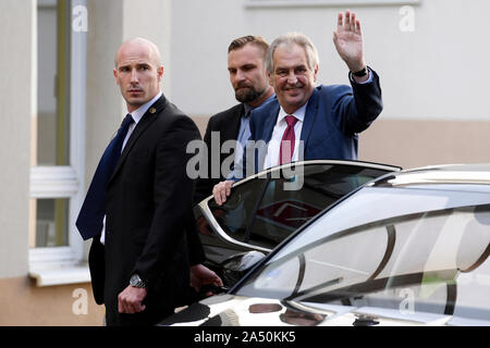 Prag, Tschechische Republik. 17 Okt, 2019. Präsident Milos Zeman, von Bodyguards begleitet, kam heute, am Donnerstag, 17. Oktober 2019, für Innere Medizin Klinik für Prague-Stresovice Krankenhaus, wo er bis Sonntag innerhalb von Regeneration bleiben werden. Credit: Ondrej Deml/CTK Photo/Alamy leben Nachrichten Stockfoto