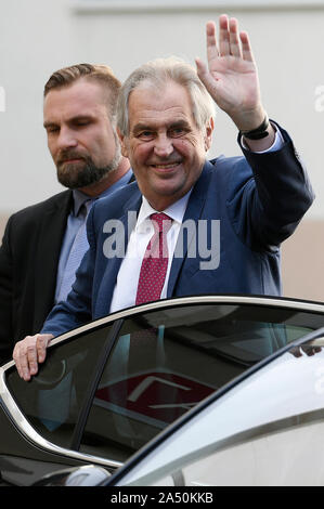 Prag, Tschechische Republik. 17 Okt, 2019. Präsident Milos Zeman, von Bodyguards begleitet, kam heute, am Donnerstag, 17. Oktober 2019, für Innere Medizin Klinik für Prague-Stresovice Krankenhaus, wo er bis Sonntag innerhalb von Regeneration bleiben werden. Credit: Ondrej Deml/CTK Photo/Alamy leben Nachrichten Stockfoto