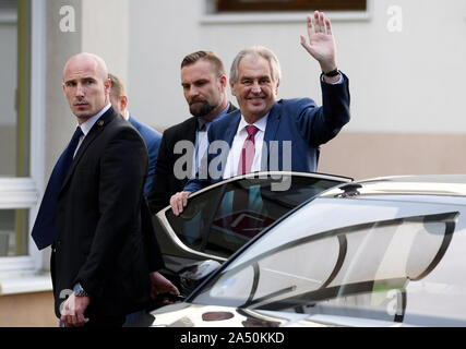 Prag, Tschechische Republik. 17 Okt, 2019. Präsident Milos Zeman, von Bodyguards begleitet, kam heute, am Donnerstag, 17. Oktober 2019, für Innere Medizin Klinik für Prague-Stresovice Krankenhaus, wo er bis Sonntag innerhalb von Regeneration bleiben werden. Credit: Ondrej Deml/CTK Photo/Alamy leben Nachrichten Stockfoto