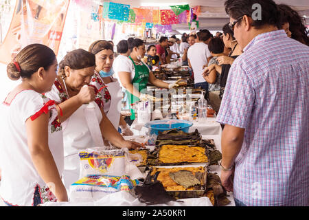 Merida, Mexiko - 28. Oktober 2018: Pibes, traditionelle Huhn mais Gericht in Banana Blätter auf den Tischen verkauft für Tag der Toten in San Sebastian Park gewickelt Stockfoto