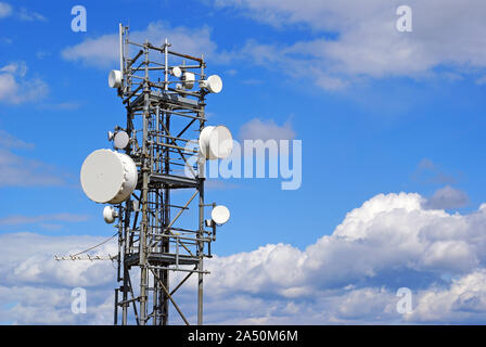 Radar- und Antennen auf dem Hintergrund des blauen Himmels. Stockfoto