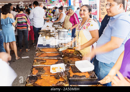 Merida, Mexiko - 28. Oktober 2018: Pibes, traditionelle Huhn mais Gericht in Banana Blätter für Tag der Toten in San Sebastian Park verkauft gewickelt Stockfoto