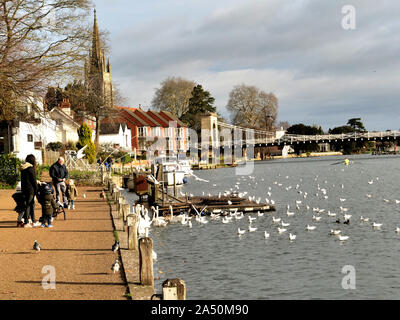 Waterside Szene im Windsor Bridge mit der Kirche des Hl. Johannes des Täufers, High Street, im Hintergrund Stockfoto