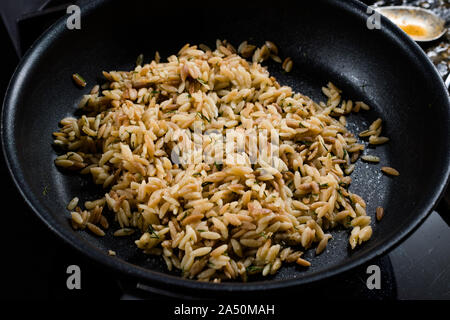 Türkisch gekocht Orzo Pasta/Pilav oder pilaw in der Wanne. Organische traditionelles Essen. Stockfoto