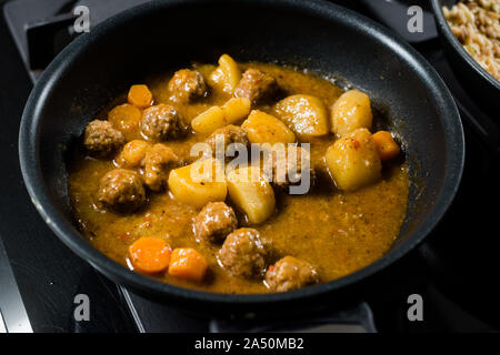 Türkische Lebensmittel Sulu Köfte / saftige Fleischbällchen Suppe in der Wanne. Organische Traditionelle saftig Essen. Stockfoto