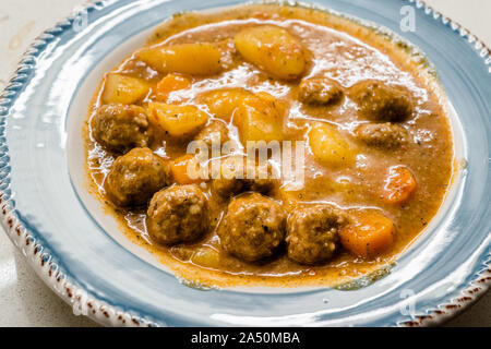 Türkische Lebensmittel Sulu Köfte / saftige Fleischbällchen Suppe mit Brot. Traditionelle Speisen. Ökologische Lebensmittel. Stockfoto