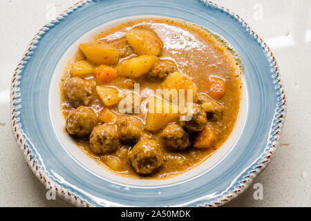 Türkische Lebensmittel Sulu Köfte / saftige Fleischbällchen Suppe mit Brot. Traditionelle Speisen. Ökologische Lebensmittel. Stockfoto