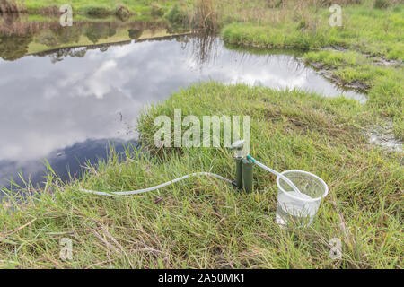 Überleben Fähigkeiten. Persönliche 1 Mikron Keramik Wasserfilter Luftreiniger von River Bank. Trinkwasser outlet grün markiert. Reines Wasser Konzept not Wasser Stockfoto