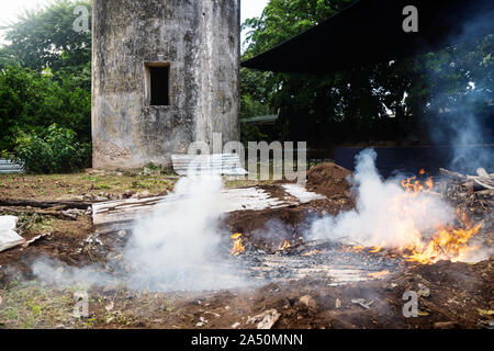 Holz Brennen u-Herd mit Rauch zum kochen traditionelle mexikanische Gericht Pibes für Tag der Toten in Merida, Mexiko Stockfoto